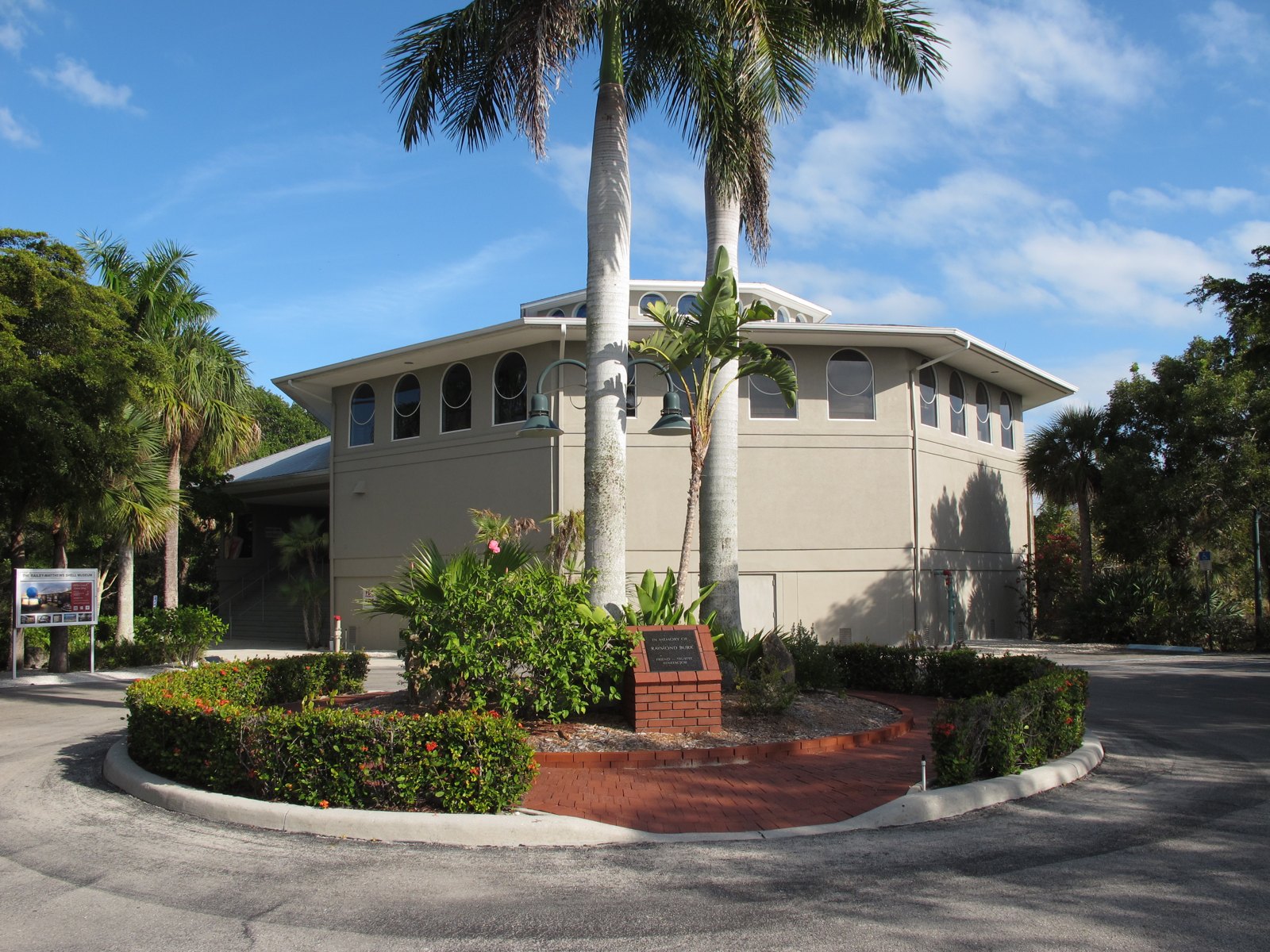 Bailey-Matthews National Shell Museum exterior with Raymond Burr memorial (2011)